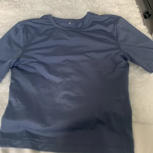 Tränings tröja  - Super fin tröja från h&m sports. Super bra till träning men också vardags. Säljer pga lite för slim för min smak och jag har två