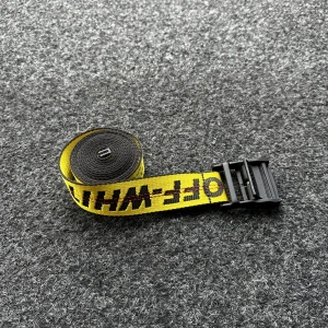 Off white bälte - Säljer mitt off white bälte. Bältet är i nyskick, nästan aldrig använt, köpt på off white i New York. Kvitto finns kvar 