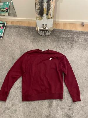 Nike tröja - Jag säljer min Nike tröja då jag rensar ur garderoben och insåg att den var för liten. Skick mycket bra, bara använd några gånger. Storlek M. Pris 325kr nypris 650kr kan kanske sänka lite.