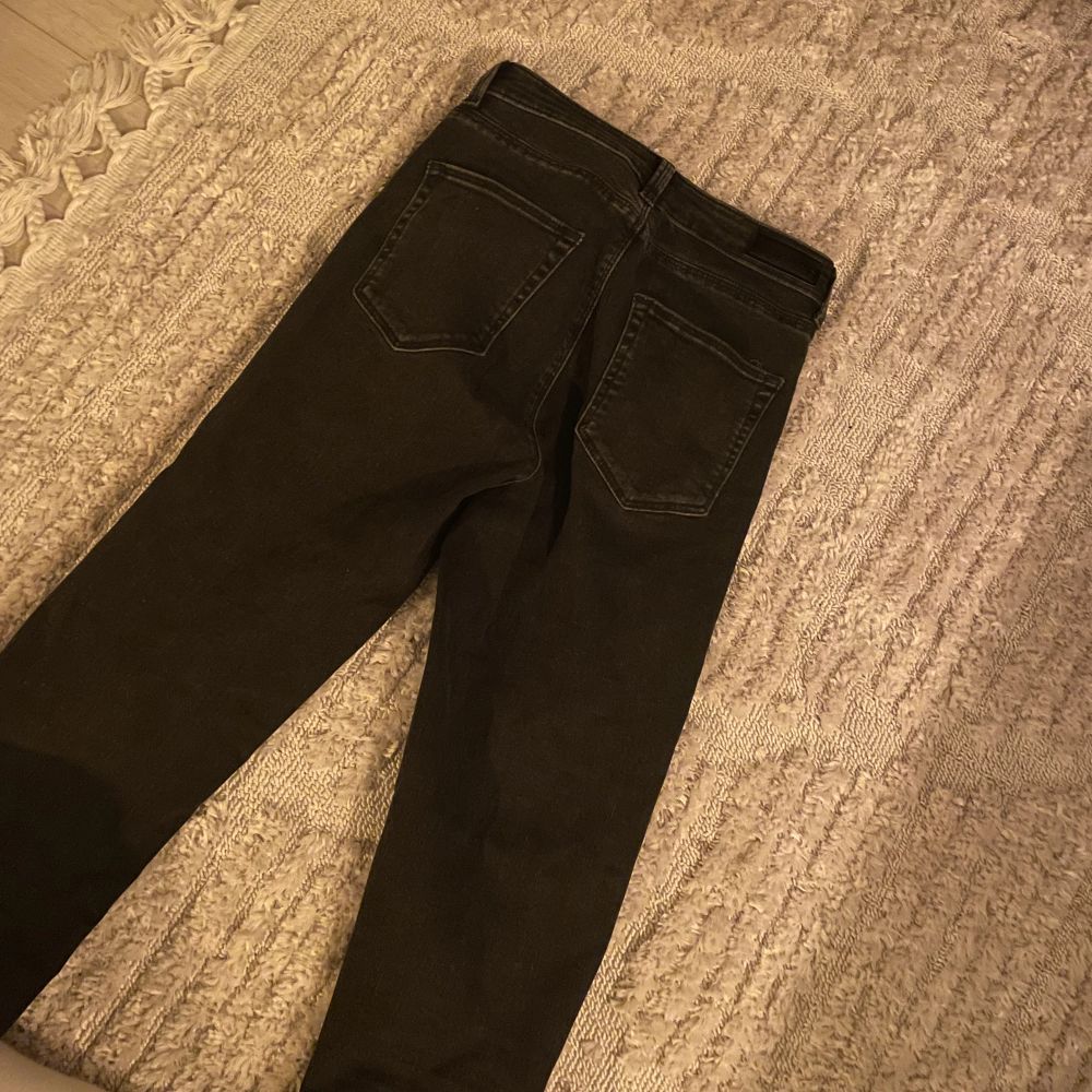 Svart/gråa skinny jeans med många knappar. Bra skick, bara använda några gånger. . Jeans & Byxor.