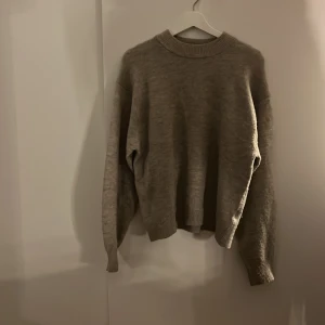Stickad tröja  - Jättefin tröja köpt från H&M. Använd max 5 gånger och i ett jättebra skick! Pris kan diskuteras. 