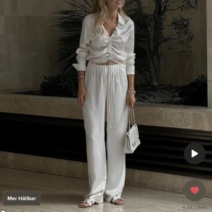 Vita satinbyxor  - Vita satin byxor från nakd. Endast använd två gånger, finns en liten reva men syns knappt. Kan skicka närmare bild på det om önskas🤗 