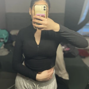 Tröja med dragkedja (magtröja, shein) - Hej🌸 Denna tröja är så otroligt fin och är i perfekt skick. Den känns inte billig alls och är super snygg, inte så genomskinligt alls. Jag beställde den med hopp om att det inte skulle vara en magtröja men tyvärr var det en. 