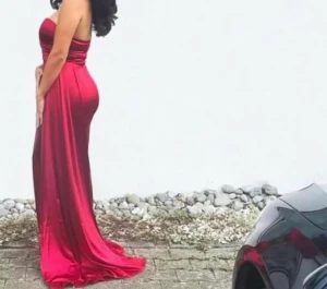 Röd klänning - Röd/vinröd klänning. Använd en gång. Insydda inlägg för bh.