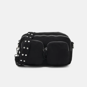 Svart väska med dragkedjor - Säljer denna populära väska från Gina tricot. Knappt använd och ser ny ut. Det är bara att skriva vid frågor 💌