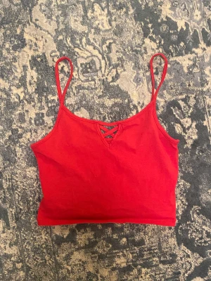 Röd crop Top  - En röd croptop med lite öppet där fram