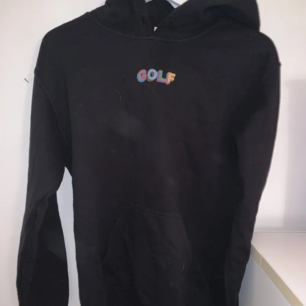 Golf le Fleur hoodie köpt här på plick som säljs billigt då jag inte vet om den är äkta? Är använd men inga större skavanker 💚. Hoodies.