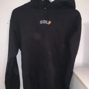 Golf le Fleur hoodie - Golf le Fleur hoodie köpt här på plick som säljs billigt då jag inte vet om den är äkta? Är använd men inga större skavanker 💚