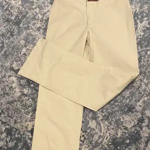 Beige midwaist byxor ifrån dockers utan fickor flare/straight leg