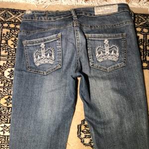  Säljer mina Victoria Beckham jeans på grund av att dom inte kommer till användning! 🙌Vill också tillägga att gylfen är lite konstig och går inte alltid att ta upp! Men det är säkert lätt att fixa! Kan skicka bilder om ni vill!❤️