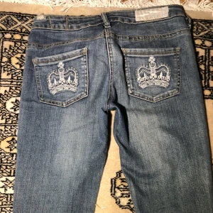  Victoria Beckhm jeans!   -  Säljer mina Victoria Beckham jeans på grund av att dom inte kommer till användning! 🙌Vill också tillägga att gylfen är lite konstig och går inte alltid att ta upp! Men det är säkert lätt att fixa! Kan skicka bilder om ni vill!❤️