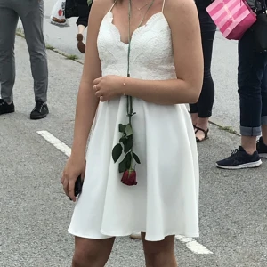 Vit klänning  - Jag säljer nu min vita skolavslutningsklänning. Den är använd 1 gång. 