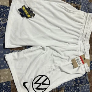 Helt nya AIK match shorts  - Helt nya AIK match shorts med prislappen på för 300kr Storlek L  Funkar för båda tjejer och killar  Priset kan diskuteras  Vid intresse av flera bilder kontakta  