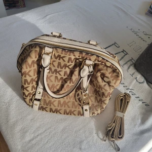 Michael kors väska  - Michael Kors väska. Lite slitage på handtagen i övrigt fint skick. 
