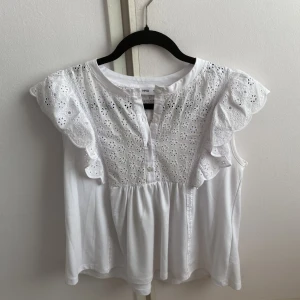 Vit sommar blus mango  - Vit gullig blus från mango som är perfekt till sommaren! Använd ett fåtal gånger och därför i mycket bra skick! Storlek S