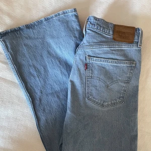 Levi’s jeans - Supersnygga levis i modellen 70s high flare❤️‍🔥 De är högmidjade och utsvängda (flare) vilket är supersmickrande! W30 och längd står inte men gissar l34/36 då de passar mig toppen och jag är 184cm🫶❣️💗❣️🫶