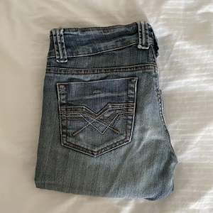 Säljer lågmidjade bootcut jeans i stl 27❤️ superfina fickor! Säljer då dem är för stora för mig, andra bilden är lånad