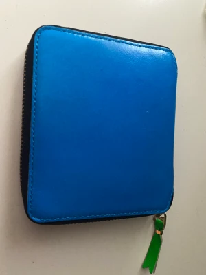 Plånbok - Säljer min Comme des garçons plånbok. Jättebra skick och nästan aldrig använd. Får plats i fickan. Köptes för 1100kr.