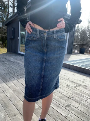 Jeanskjol  - Köpte på röda korset men ångrade mig sen eftersom den inte riktigt är min stil. Föll för bakfickorna:) Skit snygg och i perfekt skick💗