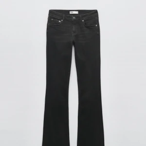 Svarta Zara Jeans  - Säljer nu mina zara jeans. Säljer pga känner att de sitter lite för stort på mig:) Skriv privat för frågor:/💓