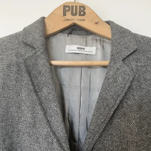 Hope kavaj i ull - Jättefin ullkavaj från hope. Storlek 38, sitter lite oversize på mig som vanligtvis är en 36a. 