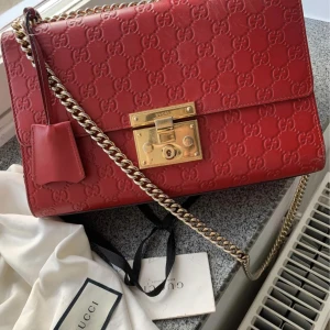 Gucci padlock medium red - Säljer min fina och ovanliga Gucci, färgen röd i denna modell tillverkades endast i några få exemplar.   Nypris - ca 25 000 Skick - vanligt slitage  Dustbag - finns 