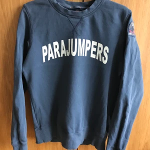 Parajumpers sweatshirt tröja - Jättefin mkt lite använd tröja från Parajumpers. Strl youth L (170), men funkar också som en strl small. Gråblå fin färg, välvårdad aldrig torktumlad.