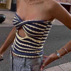 Randig virkad topp - Säljer två av dessa toppar varav en är i storlek S och en i L! 