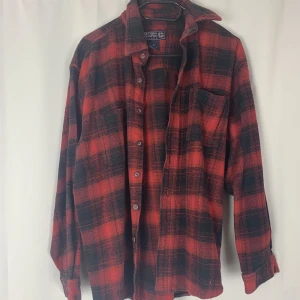 Rutig flanellskjorta  - Passar perfekt nu till våren över en tröja😊 Storlek M men passar L och kanske XL beroende på vilken passform man vill ha