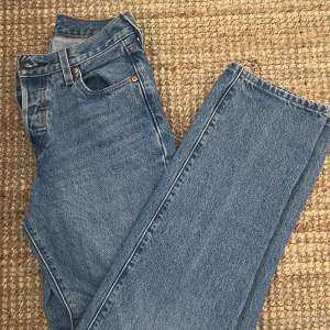 Raka jeans från levis. Säljer pga för små. Knappt använda. Perfekta i passformen och längden. 