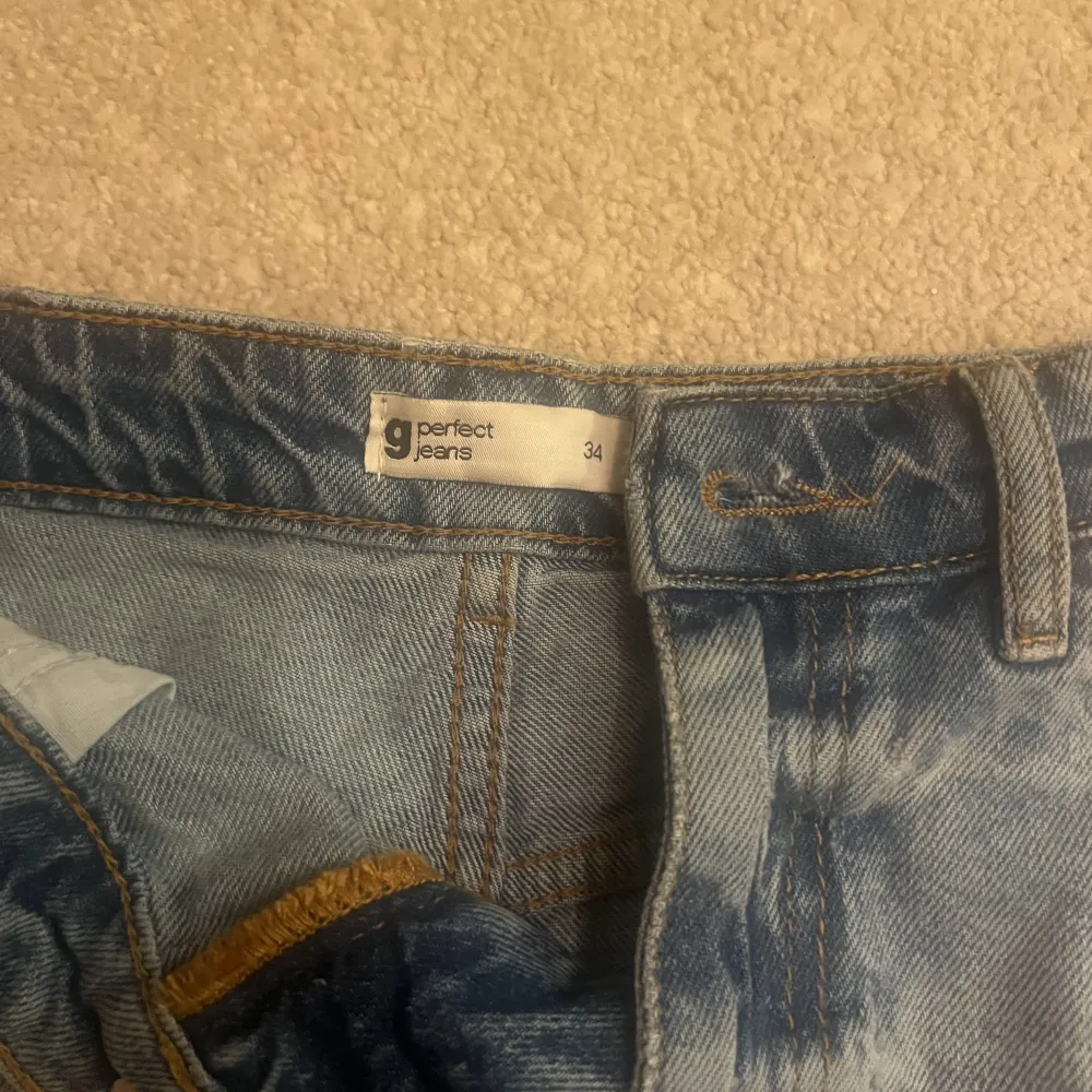 Säljer mina jeans short på grund av att de har blvit för små för mig , dem är från Gina Tricot och är i stlk 34 , färgen är som den är på bild 1 , de är lite dåligt ljus på de andra två 💕, skriv vid fler frågor. Shorts.