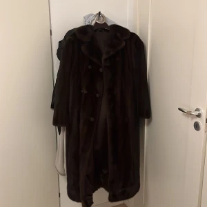 Brun pälskappa - Säljer min bruna supertrendiga pälskappa! Äkta päls. Nyskick, hängt i en garderob i många år. Gått i arv från min farmor. Passar alla storlekar, men blir oversized för personer med S. 