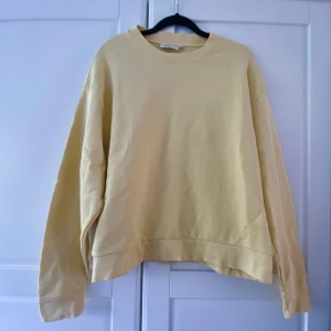 Sweatshirt - Ljusgul sweatshirt från Weekday. 