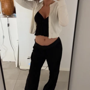 Linnebyxor  - Säljer mina jättefina svarta linnebyxor från zara som jag köpte i juni förra året. De är i nyskick och superenkla att styla. 🙌🏼🙌🏼💕