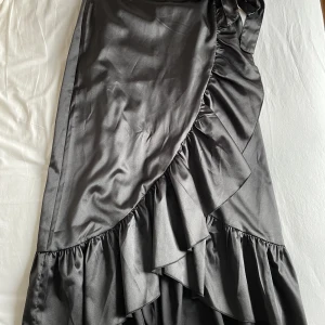 Kjol - I glansigt tyg, 97% polyester