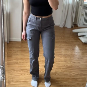 Cargopants - Ett par jättesnygga cargopants från Pull & bear som tyvärr inte kommer till användning längre, storlek 38, jag är 169cm. 200kr + 60kr i frakt 🐻🐻