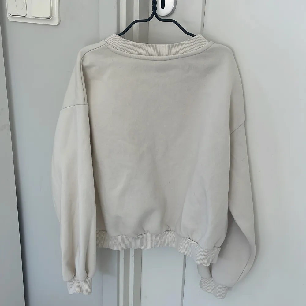 En skön, mysig tröja med ull inuti och är snygg !💋🪩. Tröjor & Koftor.