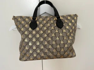 GUCCI Soft GG Supreme Monogram Bees - The tote is only used a few times. In a very good condition. 