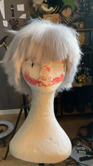 killua zoldyck peruk - Säljer min killua zoldyck peruk då jag inte cosplayar honom längre, den är väl använd och har blivit klippt men den går att använda :) Kommentera eller DMa innan du klickar på ”köp nu”