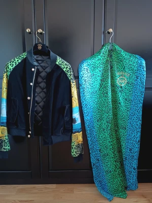 UNIKT UTSÄLLNINGS EX! Versace x H&M - Har ett otroligt unikt exemplar av Versace x H&M jacka som bars av Ksney West och såldes 2011. Just detta exemplar är ett visnings exemplar som har åkt runt i butiker i Italien och funnits i skyltfönster och har bättre kvalite än dom som såldes i butik.