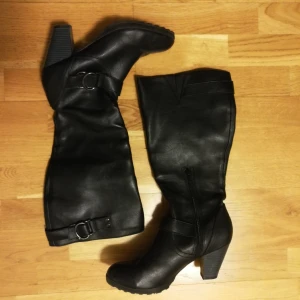 Stövlar - Svarta bekväma stövlar strl 41. Använda ett par gånger men tyvärr blivit för små i vaden 😅