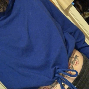 Hoodie med dragsko - Knappt använd  Mjuk å skön