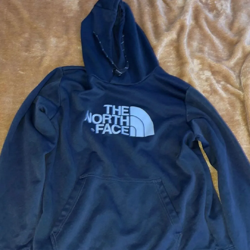 Säljer min the north face. Det finns inga skador på den och använd i gott skick! Eller byta?. Hoodies.