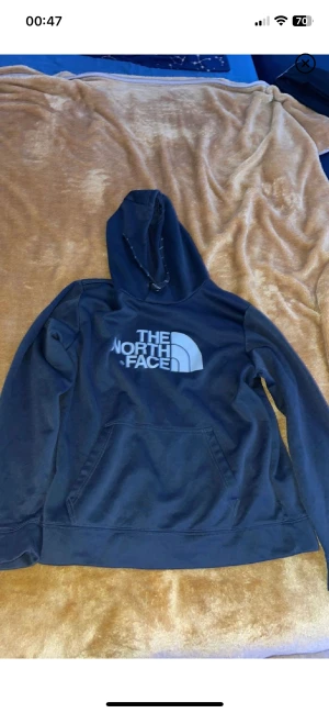 The North Face tröja  - Säljer min the north face. Det finns inga skador på den och använd i gott skick! Eller byta?