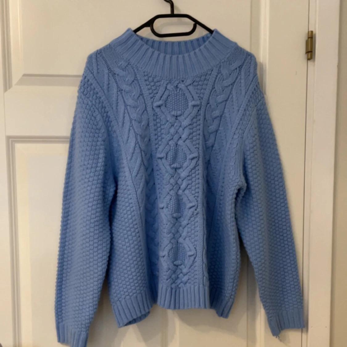 Ljusblå stickad tröja