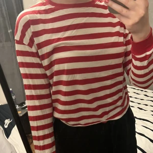 Randig tröja - Tunn randig tröja från H&M som inte används. Jätteskön och passar perfekt till våren och sommaren🥰