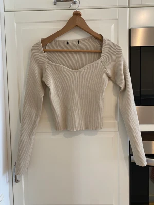 Beige ribbad topp - Ljusbeige ribbad tröja i storlek s, men passar s-m pga mycket stretch. 