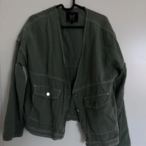 Zara tunn jacka - Zara tunn jacka i storleks S, grön färg. 