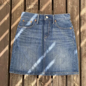 Jeanskjol  - Levi’s jeanskjol i mycket bra skick! Storlek 26. Mid- 37, längd - 44. Skriv privat för frågor eller flera bilder. 200kr + frakt 💕