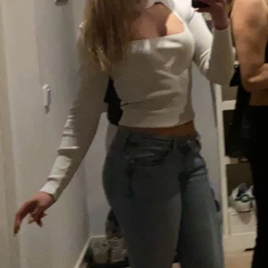 Vit topp - Säljer denna super snygga vita topp från chiquelle. Den är one size men passar mig som vanligtvis har storlek 36-38. Endast använd 2 gånger men kommer tyvärr inte till användning längre💕